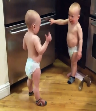 双胞胎婴儿的对话